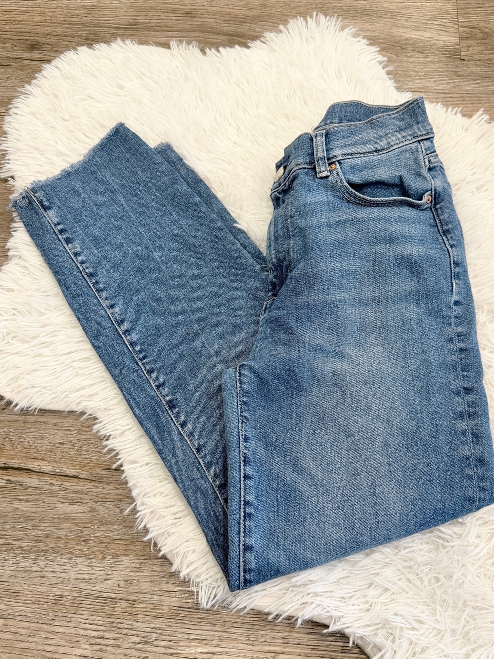 DL1961 Mara Straight Jean 27 Raw Hem